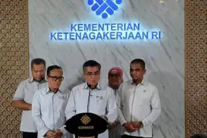 Menaker waspadai ancaman PHK massal akibat perang Iran-Israel